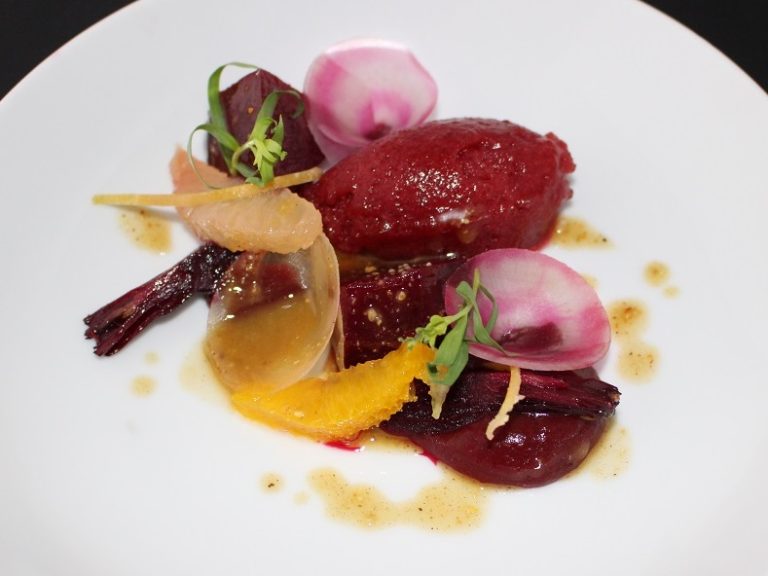 _1.Salade folle de betterave, pamplemousse confit ,fraicheur de concombre et vinaigrette au pignon